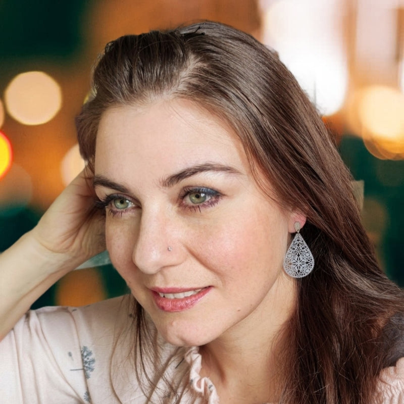 Sophia Ohrring grau getragen – federleichter Tropfen mit zarten Steckern, Bestseller handgefertigt in Österreich
